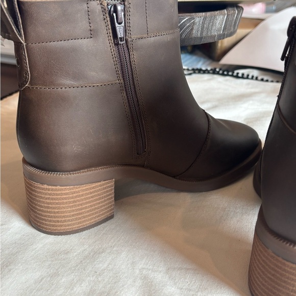 Clarks Collection Brown Leather Ankle Boots • Block Heel • Fall Fashion - Picture 5 of 8